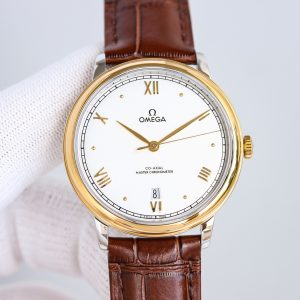 BLS Omega De Ville Collection     Original Mold Master Chronometer This timepiece is crafted from stainless steel, featuring a domed dial treated with deep blue PVD coating. Its surface bears irregularly arranged vertical textures, creating a sunray-brushed finish. Particularly striking are the rhodium-plated hands, Roman numeral hour markers, and alternating cabochon-cut hour indices.A date window is positioned at the 6 o'clock mark, while the dial is adorned with a "railway track" minute scale, complementing the watch's minimalist aesthetic. It is fitted with a stainless steel bracelet. Clasp type: butterfly clasp. Powered by the Omega 8800 Master Chronometer movement with a black balance wheel, the movement's elegant operation is clearly visible through the scratch-resistant sapphire crystal caseback.